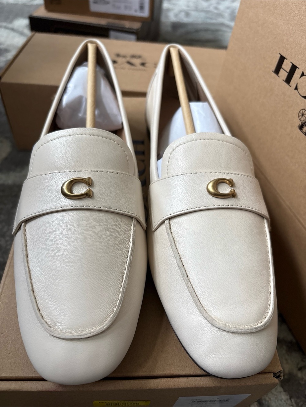 COACH Women’s Sculpted C Logo Round Toe Leather Loafers Chalk Color Size-7.5 New - Picture 2 of 12